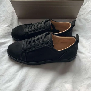 Christian Louboutin - Loubs i 43, skickar samma dag. Hör av dig vid frågor