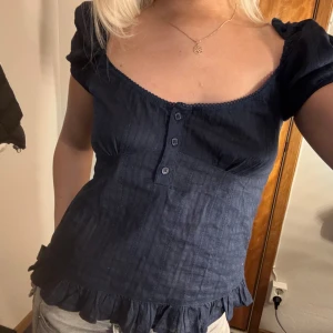 Blå Nelly Topp - Mörkblå topp från Nelly i storlek S. Använd max 5 gånger så den är i väldigt bra skick❤️