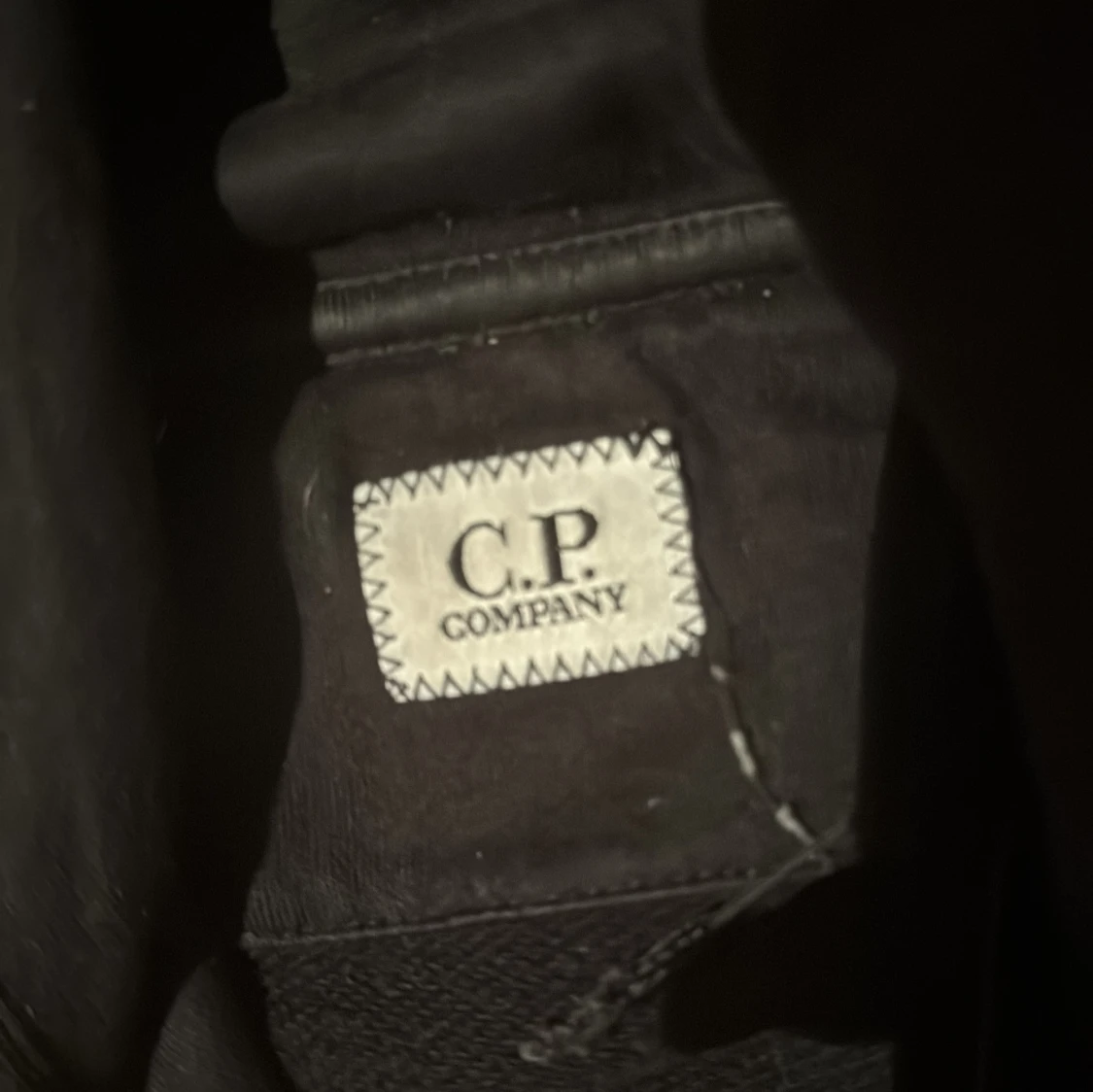 Svart hoodie från C.P. Company - 3