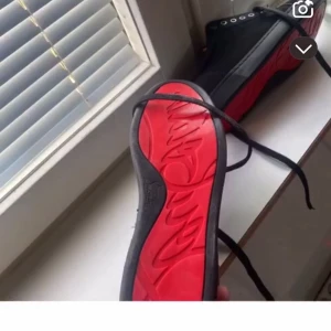 Svarta loobs hell nya - Svarta sneakers från Feiyue med klassisk design och låg profil. Skorna har en snygg röd sula med mönster, svarta snören och öljett-detaljer. Ovandelen är i textil och insidan är ljusbrun. Perfekta för dig som gillar streetstyle.