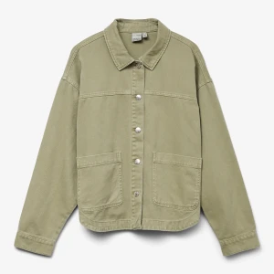 Grön jacka - Säljer min jättesnygga gröna jeansjacka från Vero Moda! Inga defekter förekommer och är använd få gånger. Skriv för frågor eller egna bilder💐💛