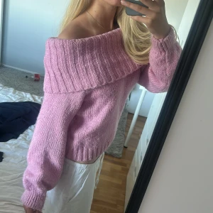 Rosa offshoulder stickad tröja - Superfin rosa stickad tröja med bred ribbad kant och offshoulder-modell. Väldigt varm. Har en fläck på insidan (bild 4)