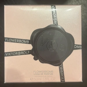 Viktor & Rolf Flowerbomb EdP 50ml - Flowerbomb från Viktor & Rolf är en ikonisk parfym med blommig och söt doft, inslag av patchouli, citrus och trä. Flaskan är ljusrosa och har en elegant, multifasetterad form med silverfärgad spraykork och svart sigill. Volymen är 50 ml. Hör av er vid minsta lilla fråga. Helt ny och oöppnad. 
