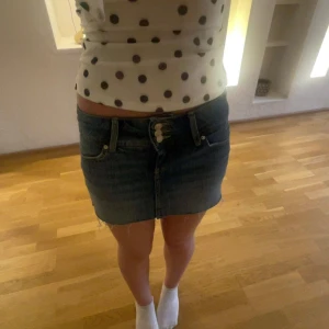 Jeanskjol  - Jeanskjol med shorts under i nyskick! Aldrig använd men saknar lapp 