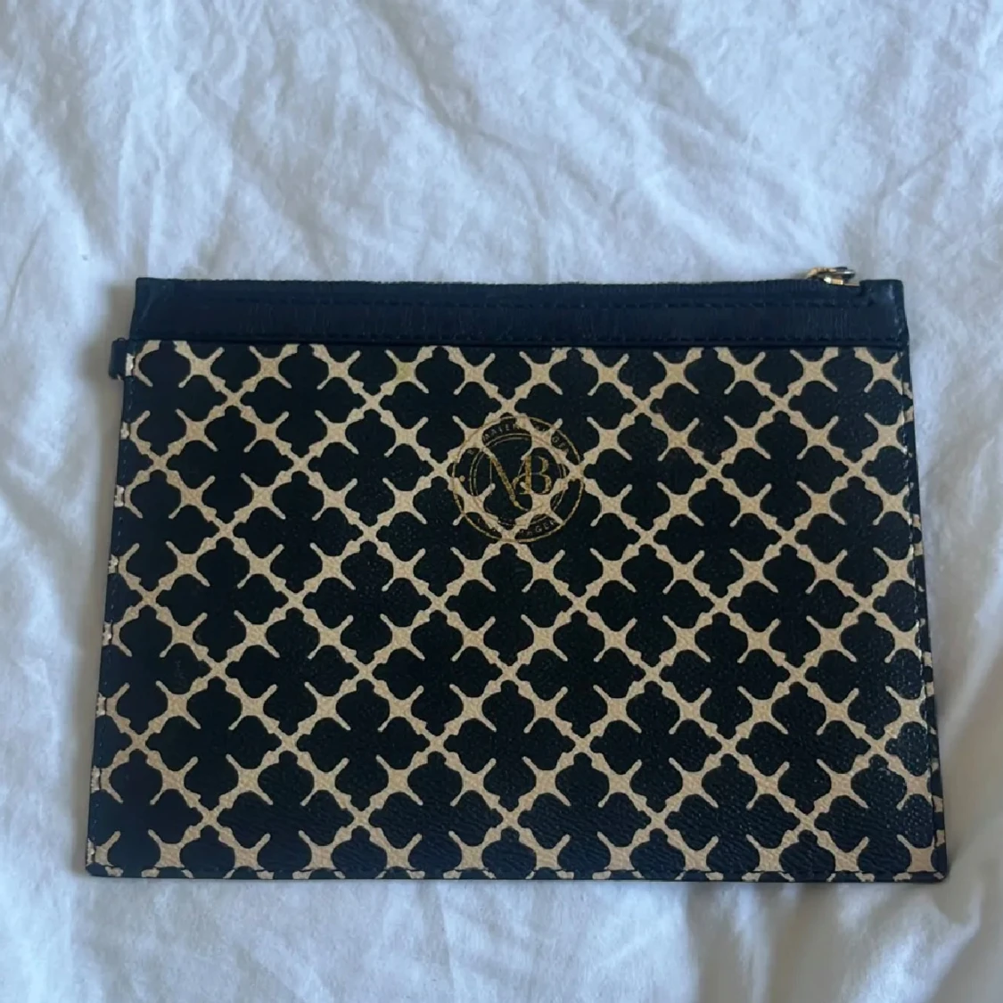 Svart och beige kuvertväska från By Malene Birger