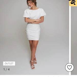 Vit kortklänning med puffärmar - Elegant vit kortklänning med puffiga kortärmar och en smickrande passform. Klänningen har en öppen rygg och rynkade detaljer som ger en stilfull look. Perfekt till sommaren! prislapp kvar🤗