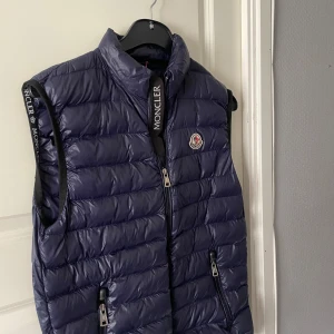 Blå väst - Säljer en blå väst från moncler med otroligt bra passform, passar perfekt till en vardaglig stil. Strl S 