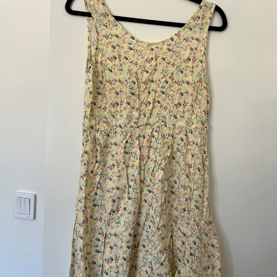 Blommig sommarklänning med snörning - 1