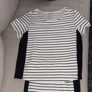 Randigt sett  - Randigt sett i svart vitt, defektfri och endast använd några gånger. Överdel topp, underdel kjol. Båda i xs, perfekt för en fin utekväll i sommar. Säljs ihop men kan säljas separat också om det skulle önskas. 