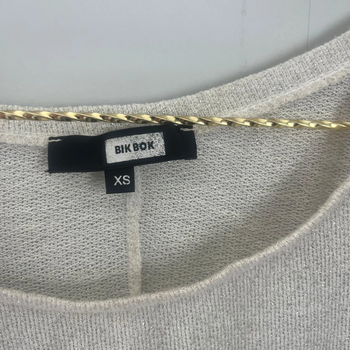 Glittrig grå/vit tröja med trekvarts ärm - 1