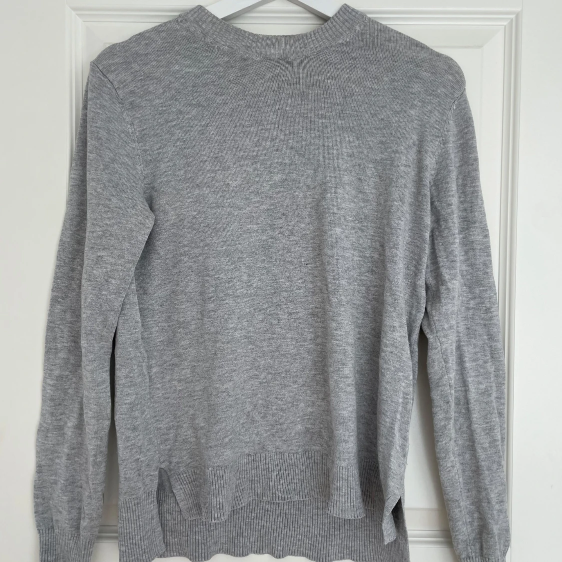 Ljusgrå stickad tröja från H&M - 1