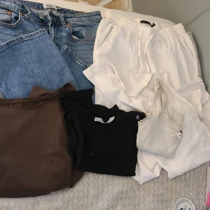 Kläder - Jeansen är I storlek s, linnebyxorna är i storlek xs, långärmade tröjan är i storlek xs, t-shirten är i storlek xs och linnet är I storlek xxs, nästan allt är oanvänt❤️