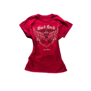 T-shirt - Snygg topp med tryck från hard rock! Storlek S. <3
