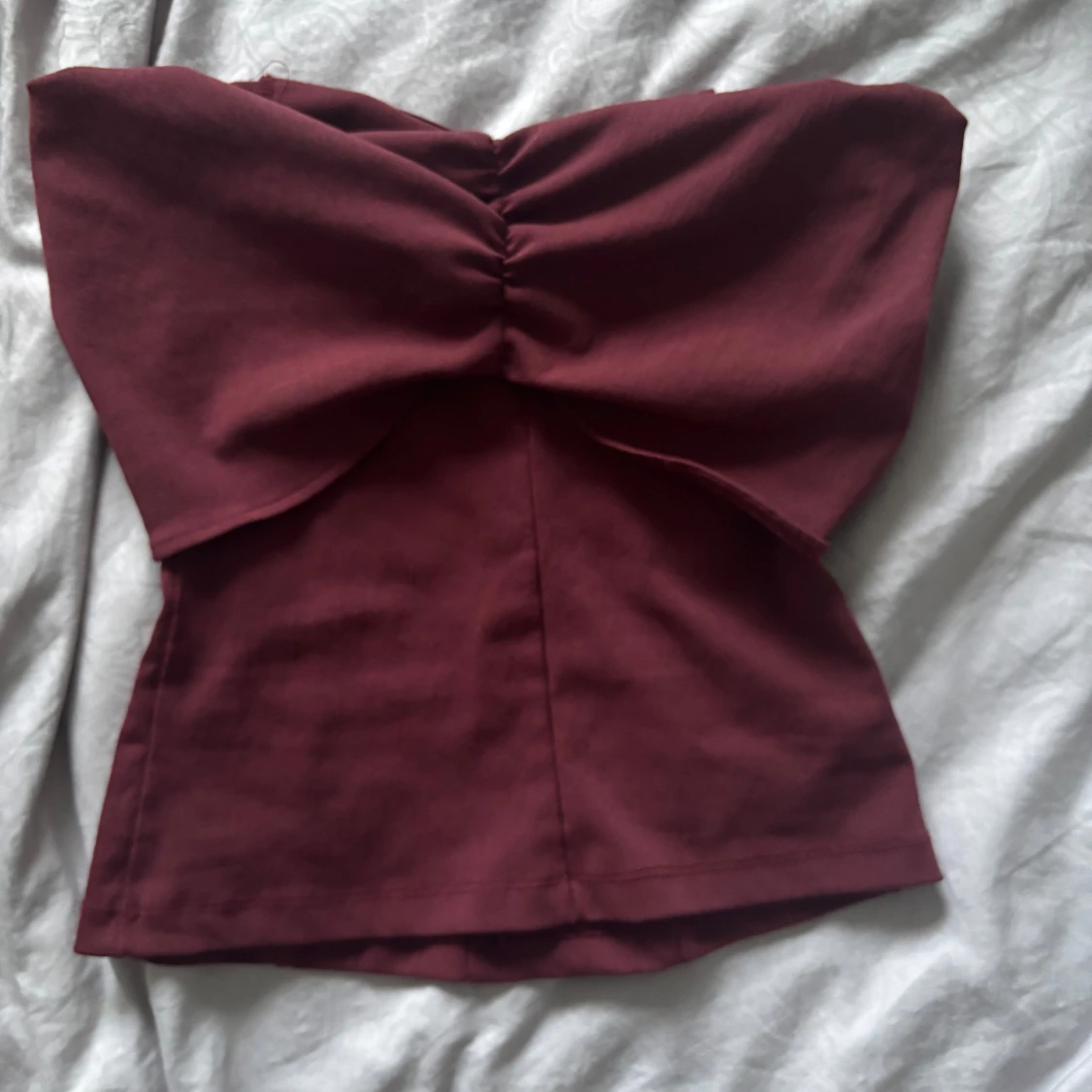 Vinröd bandeau tubtopp med volang - 1