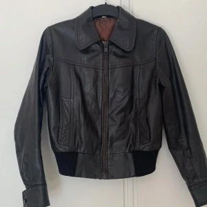 Skinnjacka  - Vintage skinnjacka från Vinetta med bred krage, dragkedja framtill och ribbade muddar i midjan. Jackan har två fickor på sidorna och quiltat foder på insidan. Meddela för mått eller andra frågor, priset kan diskuteras ☺️