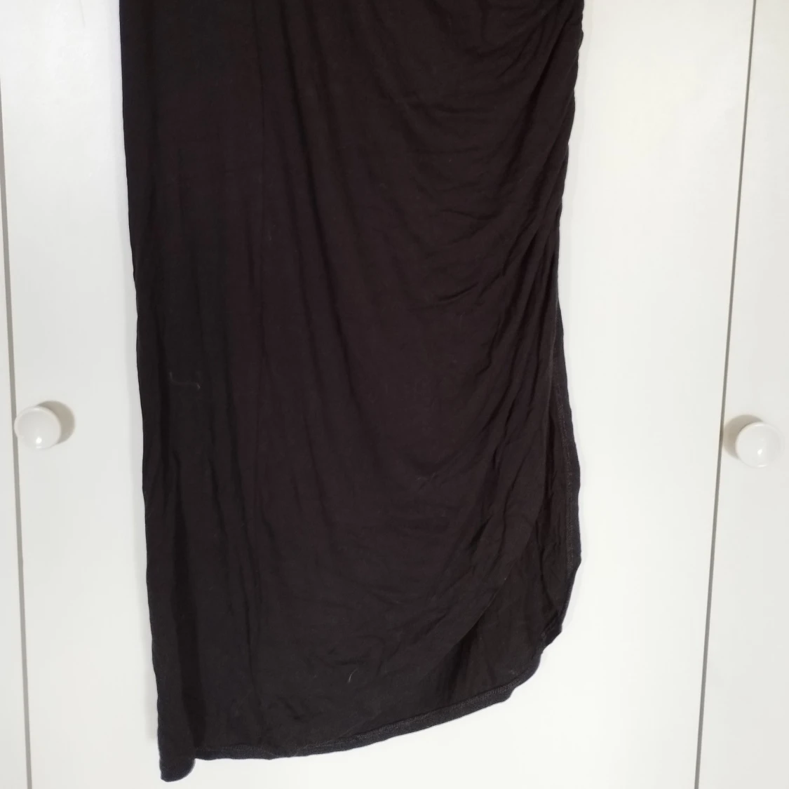 Svart långkjol med rouging på sidan - 2