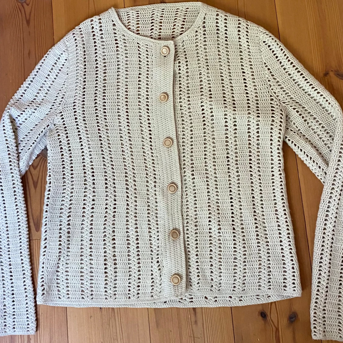 Beige virkad kofta med knappar - 1