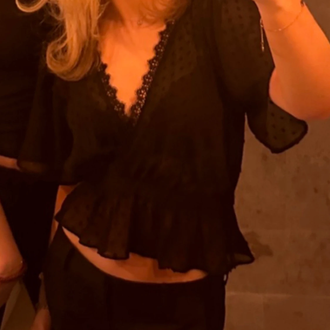 Svart blus med spets och volang - 3