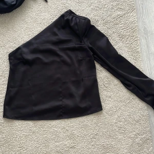 One shoulder topp satin  - Jätte fin, säljer för har två, några få slitningar där fram av trådar, annars inga fler defekter, pris kan diskuteras 🩷