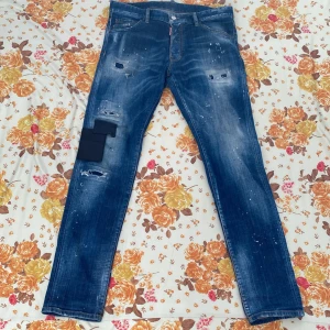 Dsquared2 Jeans - Hej säljer ett par Blåa Dsquared- jeans med coola slitningar och unika detaljer. Äkta och köpta på NK i Stockholm. Skick 9/10. Storlek 50. Hör av er för mer info /// MARES 