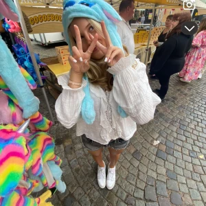 Lågmidjade jeans shorts - Snygga gråa jeansshorts med tvättad look och fransig kant nertill. Perfekta till sommaren och lätta att matcha med allt. Lågmidjade och ganska korta, säljer pga att dem har blivit för små🥲 men dem är superfina!! Passar xs och xxs 