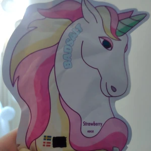 Badsalt - Detta är ett badsalt som luktar jordgubb. Perfekt för dig som vill göra badstunden roligare och som gillar unicorns/enhörningar eller för barn!💕 Hör gärna av dig vid frågor!☺️