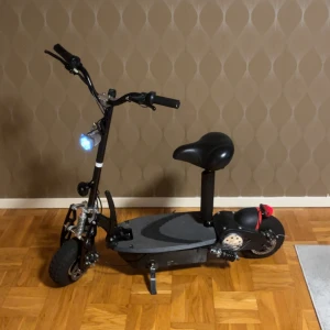 Elscooter  - Det är en fin elscooter som funkar fel frit och kör up till 37km/h det ända problemet är att den behöver nytt batteri så funkar den helt perfekt laddare finns inte