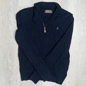 Mörkblå tröja Morris half zip - Kabelstickad mörkblå tröja från Morris i 100% merinoull. Är i storlek M men krympt i tvätten så är mer som en storlek S 🤝✨