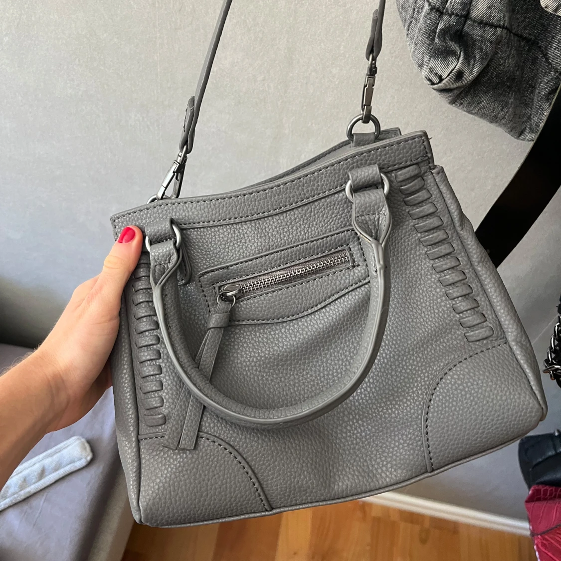 Grå axelväska i skinnlook