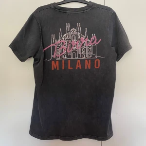 Svart Milano t-shirt från Pica Pica - Säljer en riktigt fet T-shirt från Pica Pica. Den är i storlek L och är aldrig använd.