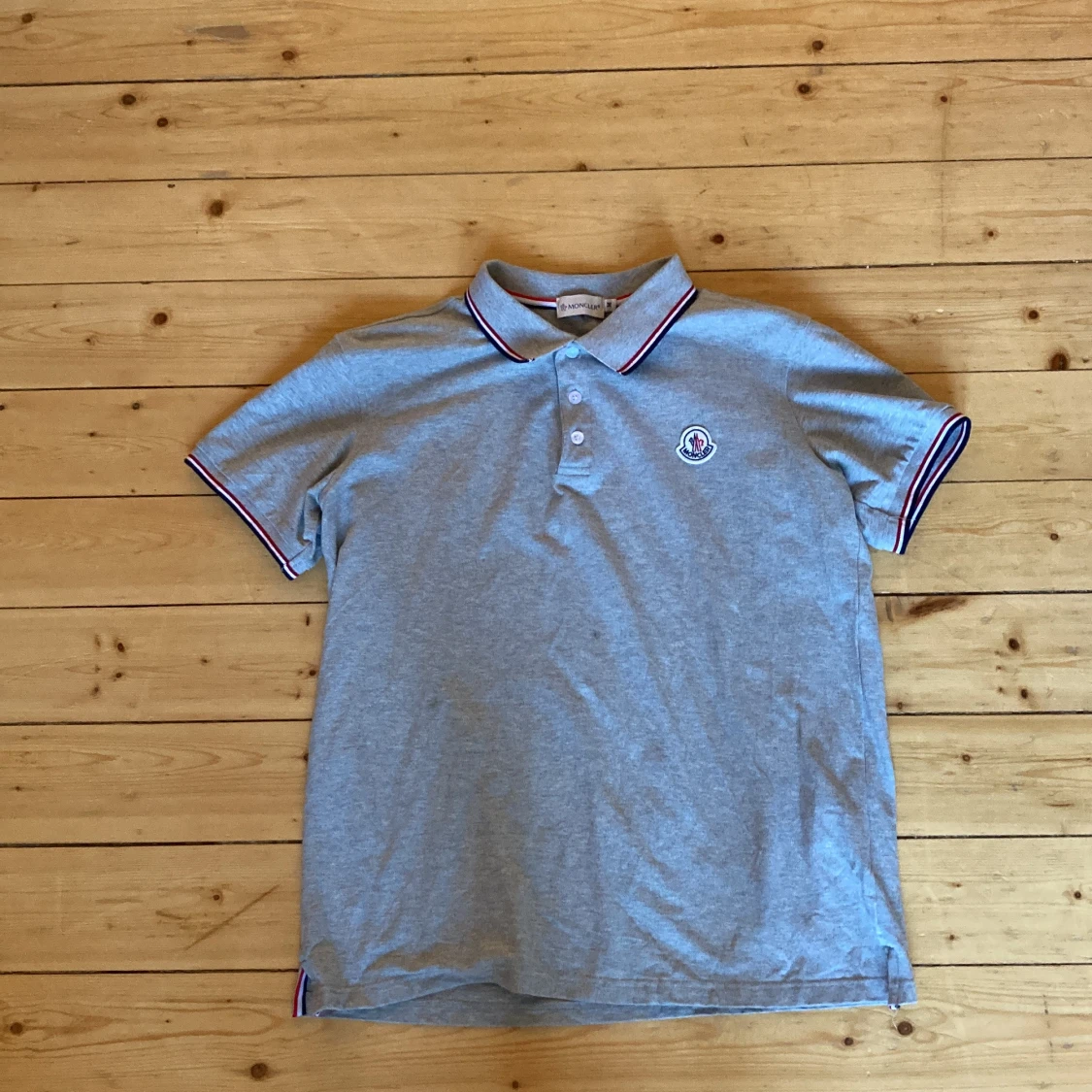 Grå Moncler pikétröja med logga