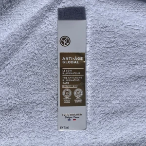 Yves Rocher Anti-Âge Global Illuminator - Anti-Âge Global Illuminating Care från Yves Rocher är en ögonkräm på 15 ml som ger lyster. Innehåller 92% ingredienser av naturligt ursprung. 