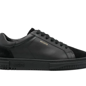 Axel Arigato Atlas  - Stilrena svarta sneakers från Axel Arigato med klassisk rund tå och snörning. Skorna är tillverkade i skinn och mocka för en lyxig känsla. Kommer med originalkartong och dustbag. Perfekta för dig som gillar minimalistisk och modern stil. Använt fåtal gånger. 