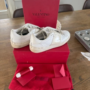 valentino skor - valentino skor i stolek 37 1/3, i mycket bra skick. smutsiga på vissa ställen men går att tvätta bort. allt på bilden ingår 