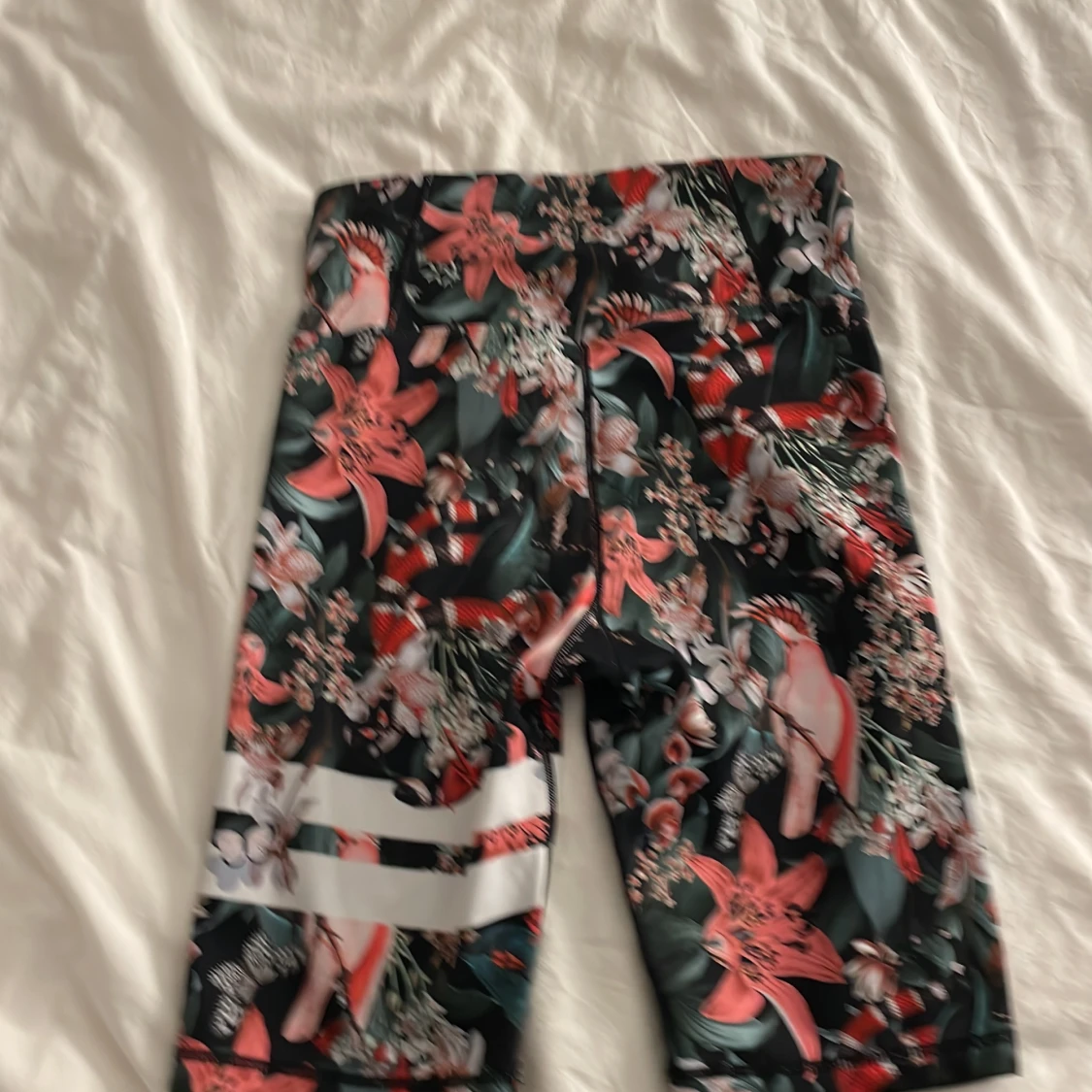 Blommiga träningstights-shorts från Stronger - 1