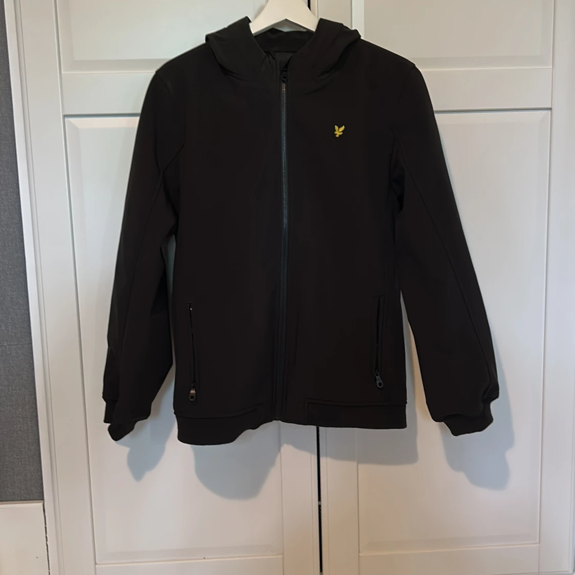 Svart vindjacka med luva - 1