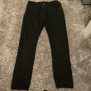Svarta Levi's 501 jeans 32/32 - Klassiska svarta Levi's 501 jeans i rak modell. Äkta vara, direkt från Levi’s!