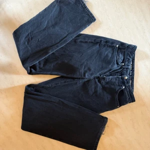 Svarta wide jeans regular fit stl 28 - Snygga svarta jeans med wide fit och regular midja. Storlek 28/32.