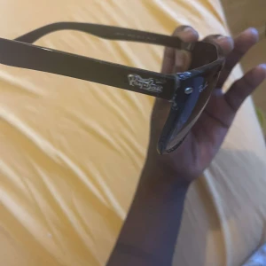  Ray-Ban boyfriends - Snygga svarta Ray-Ban Wayfarer RB4147 solglasögon med klassisk fyrkantig form och mörka glas. Modellen har breda skalmar med Ray-Ban-logga i silver på sidan. Perfekta för dig som vill ha en tidlös och cool look.