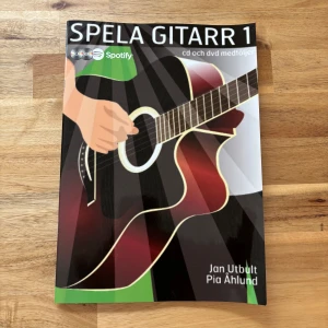 Spela Gitarr 1 - Perfekt för dig som vill lära dig spela gitarr! Boken innehåller övningar och låtar, och det följer med både cd och dvd. Passar både nybörjare och dig som vill utvecklas. Inspirerande och lätt att följa.