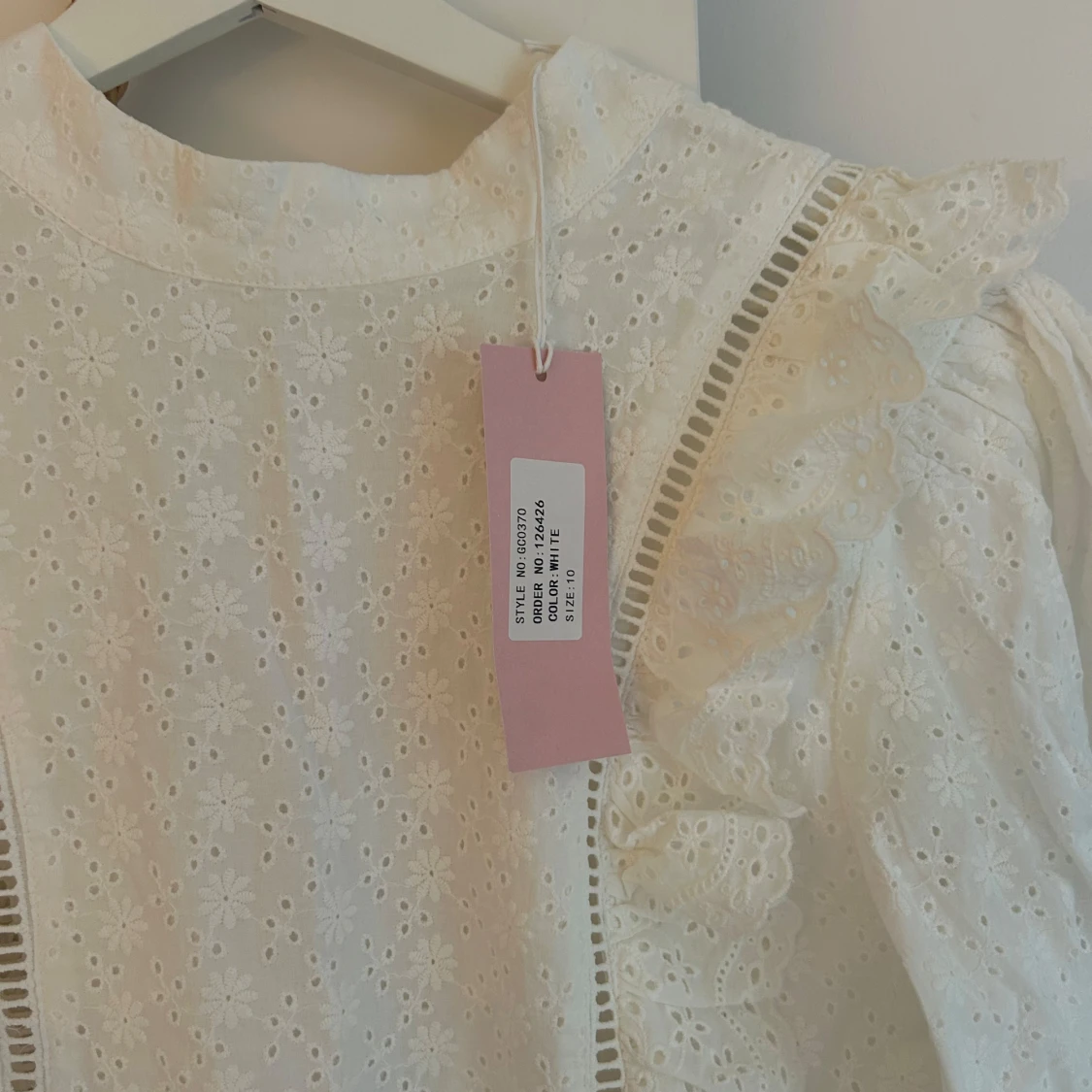 Vit broderad kortklänning med volang - 1