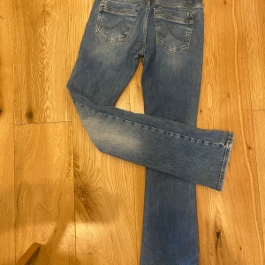 Lågmidjade LTB jeans - Eftertraktade helt slutsålda lågmidjade LTB jeans i modellen Valerie. Storlek: W:24 L:30