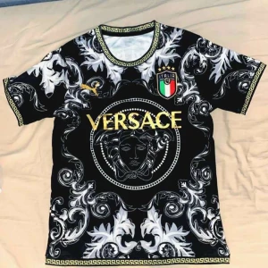 Svart Puma t-shirt, S - Cool matchtröja från Puma i svartvitt mönster. Bra skick, använd få gånger. Tillverkad i Thailand. Passar streetwear-stil. 