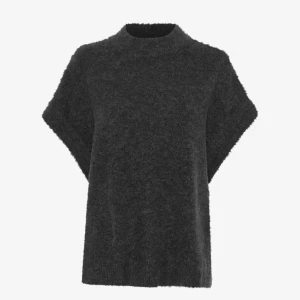 Mörkgrå stickad tröja/väst - Mysig mörkgrå stickad västliknande tröja. Den är jättefin att ha både över en långärmad tröja eller bara som den är. Nypris: 499. Aldrig använd! 🩷