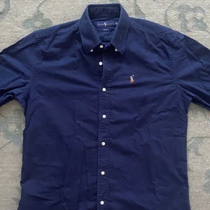 Mörkblå skjorta från Ralph Lauren L - Klassisk mörkblå skjorta från Ralph Lauren i custom fit. Nypris: 1600kr