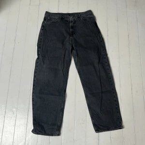 Svarta jeans från Sweet Sktbs - Säljer nu mina svarta jeans från Sweet Sktbs🙌byxorna är i ett bra skick och har använts ett fåtal gånger. Vid frågor är det bara att meddela🤗