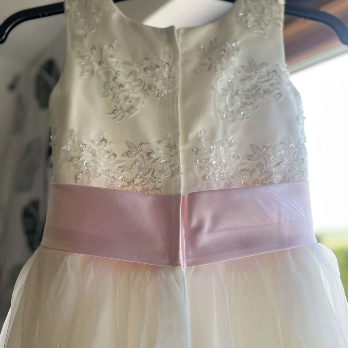 Vit långklänning med rosa rosett - 2