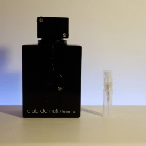 CDNIM 2ml sample - Säljer en 2ml sample av Club De Nuit Intense man från Armaf. Läs Plickbeskrivning. Säljer många sampels i olika storlekar, bara att gå in på min sida.