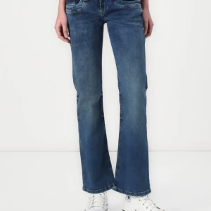 Blå bootcut jeans från LTB - Snygga blå bootcut jeans från LTB med låg midja. Jeansen har blivigt lite slitna mellan benen så säljer för ett biligt pris!
