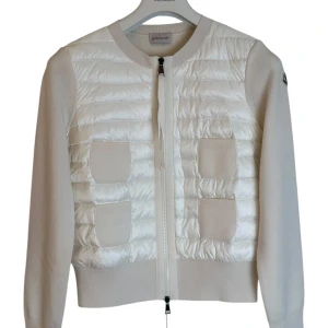 Moncler cardigan dam  - Moncler cardigan dam, helt ny med lappar, storlek Xs. Pris 4990kr finns att köpa på våran hemsida, Fashionels.com